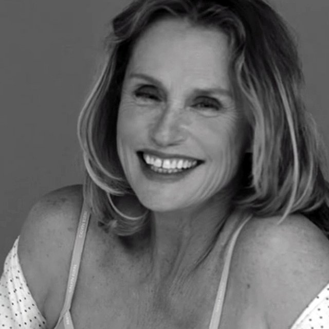 La nouvelle égérie de la marque Calvin Klein a 73 ans et est magnifique 